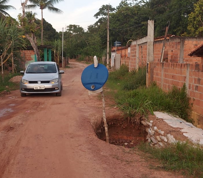 Cratera em estrada vicinal preocupa moradores e transeuntes na zona rural Araçás