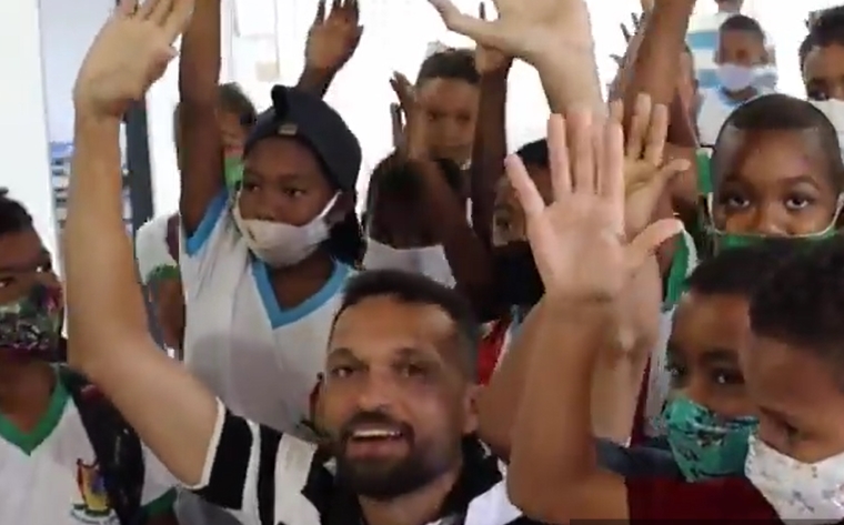 De volta as aulas presenciais, todos os alunos ganharam ovos de páscoa em Cardeal da Silva