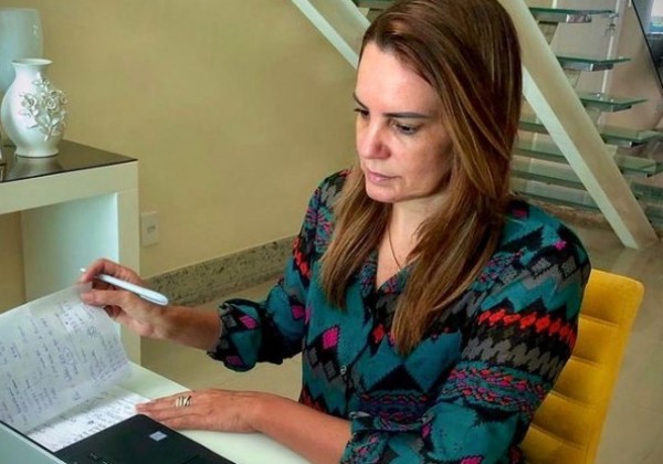 Sheila Lemos toma posse e assume prefeitura