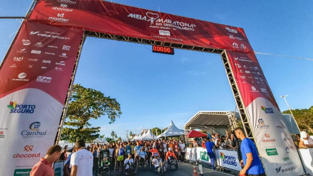 6ª Meia Maratona do Descobrimento atrai quase dois mil atletas à competição em Porto Seguro