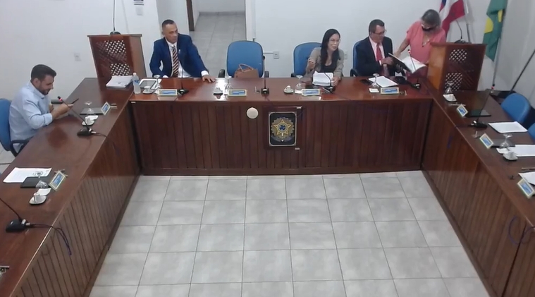 Após 32 minutos de transmissão, presidente abre e encerra sessão por ausência de vereadores em Esplanada