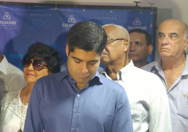 Após pedido do PT, Justiça determina retirada de outdoors de ACM Neto e Paulo Azi em Alagoinhas