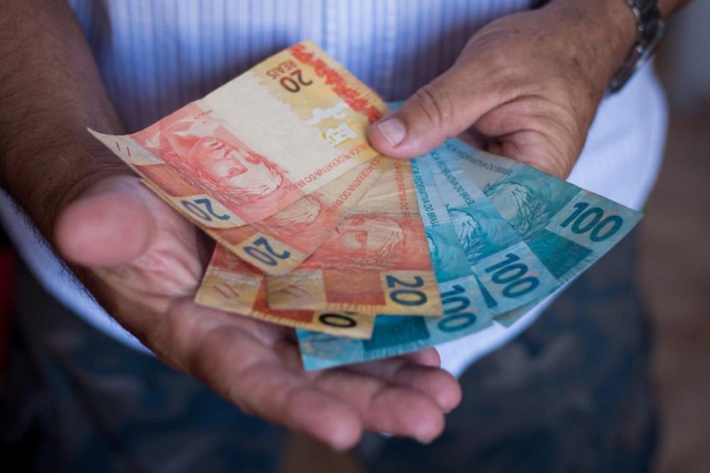 Senado aprova valor mínimo permanente de R$ 400 para beneficiários do Auxílio Brasil