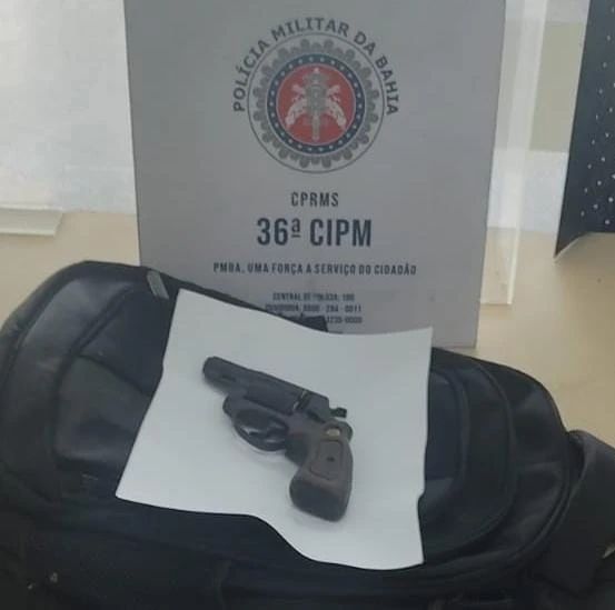 Revólver é apreendido com adolescente em escola de Dias D’Ávila