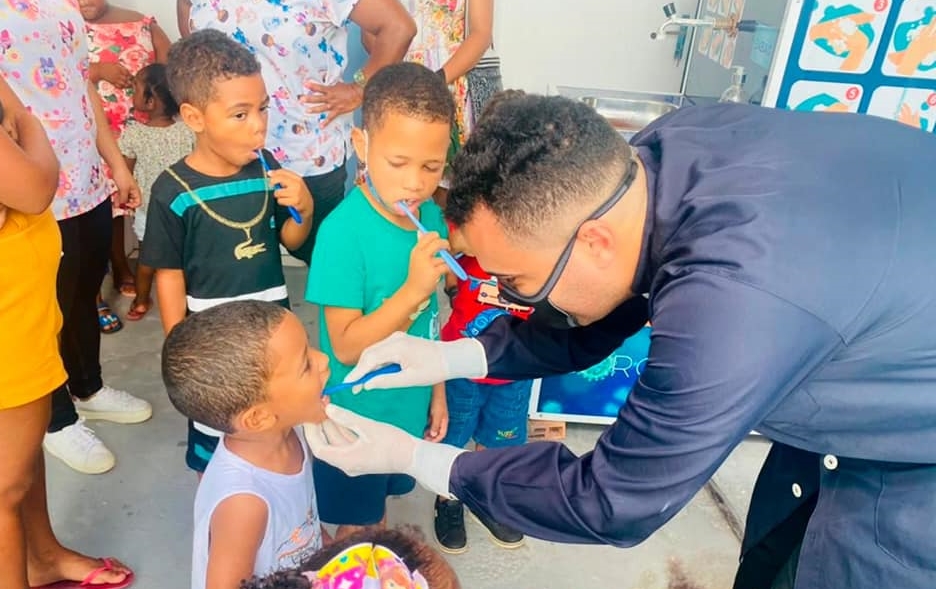 Equipe com dentista, técnicos e agentes realizam ações voltadas a saúde com famílias da Cidade Nova em Entre Rios
