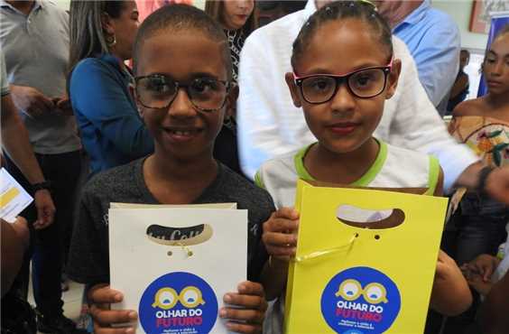 Programa de entrega de óculos a alunos é iniciado nas escolas de Mata de São João