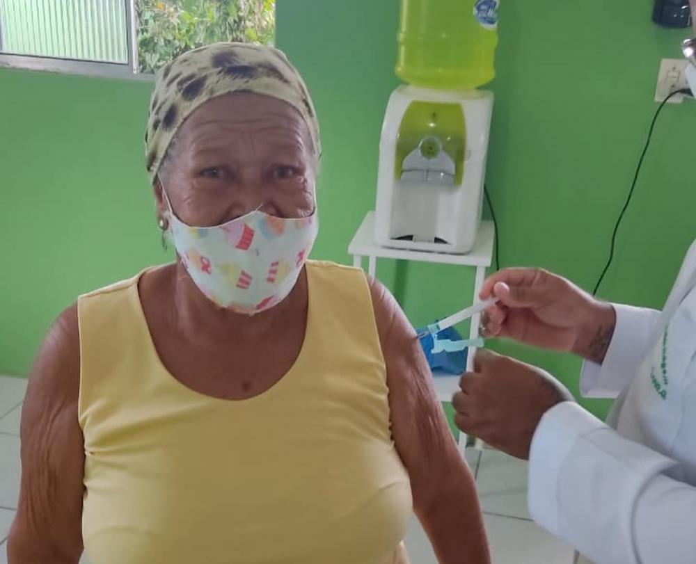 Prefeitura de Conde vacina idosos de 70 a 74 anos em zonas rurais do município