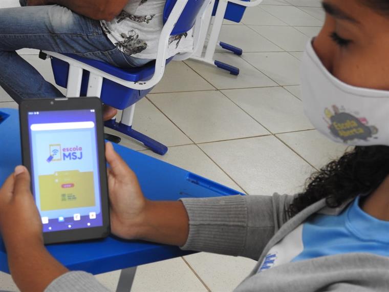 Alunos de Mata de São João iniciam programa Escola Aberta e ganham tablets da Prefeitura