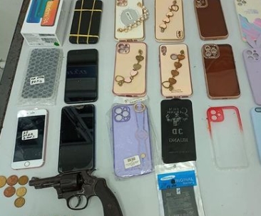 Em Alagoinhas, policiais do Quarto Batalhão apreendem arma de fogo e recuperam celulares