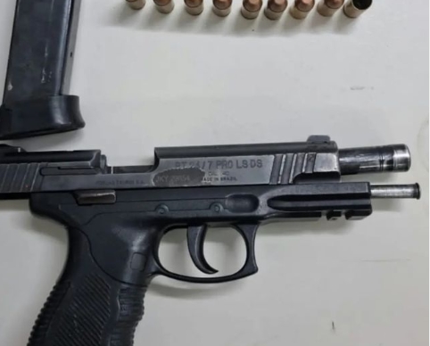Em Alagoinhas, policiais do Quarto Batalhão, com o apoio da Rondesp Leste, apreendem pistola