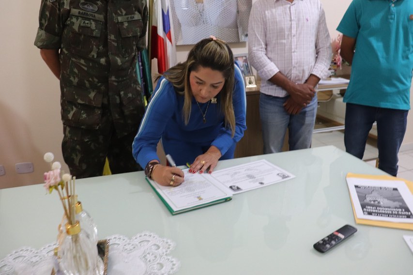Prefeita Carine nomeia servidora para coordenação de Projetos comunitários, emprego e renda de Aporá