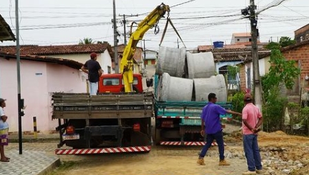 Após anos de abandono e descaso bairro da Baixinha começa a receber manilhas para obra de drenagem em Entre Rios
