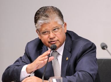 Ao custo de R$ 600 cada, cerca de 50 empresários tomam vacinas às escondidas
