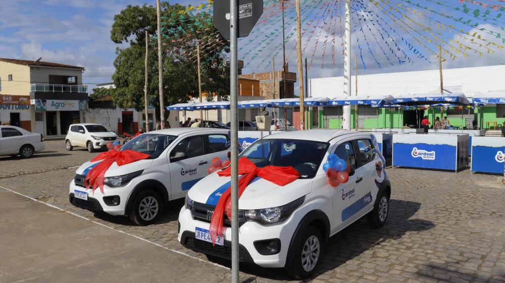 Gestão Branco Sales entrega dois veículos e barracas padronizadas a população cardinalense