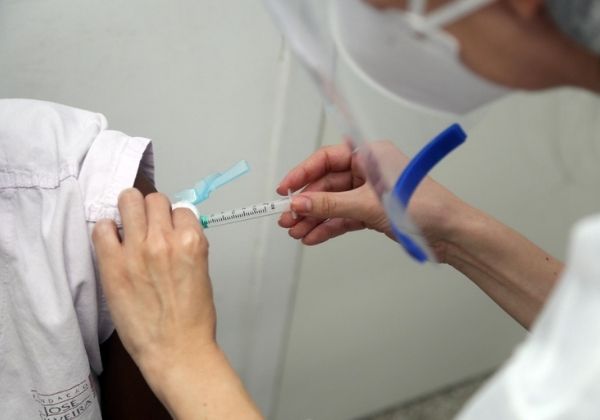 Juiz autoriza importação de vacinas pelo setor privado sem doação ao SUS