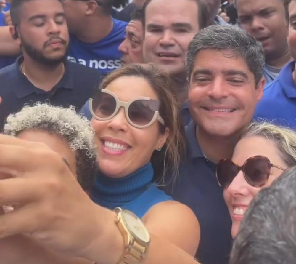 Maria Quitéria ex-prefeita de Cardeal da Silva posa para foto com ACM Neto