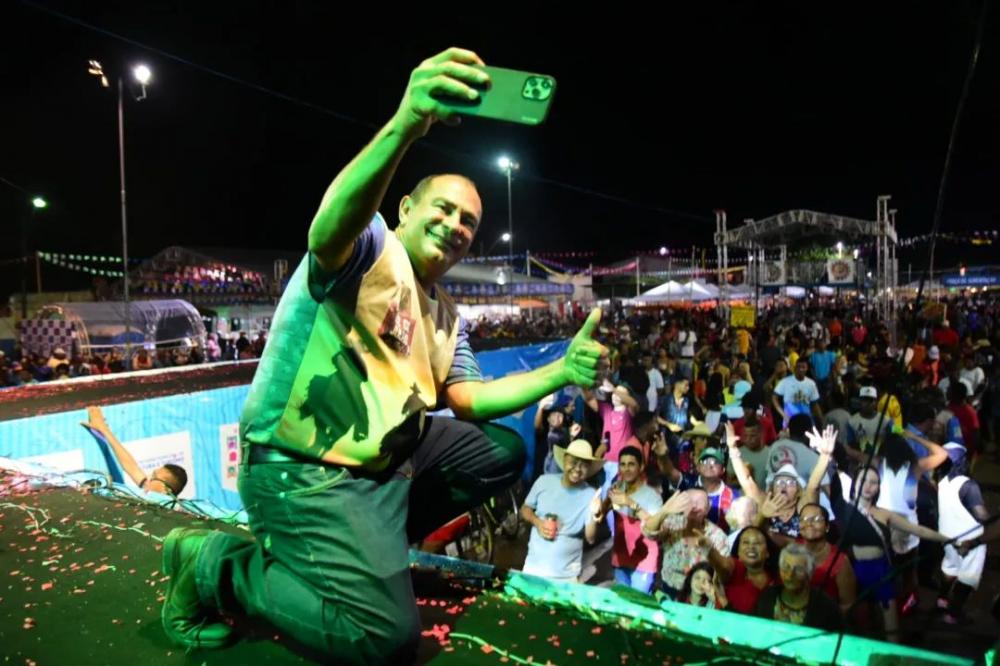 Enquete aponta reeleição do Prefeito Nandinho da Serraria em Esplanada; Saiba números