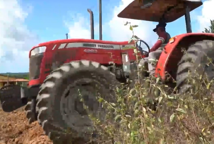 Prefeitura realiza aração de terras para pequenos agricultores em Entre Rios