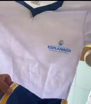 Tudo azul: Escolas da rede pública começam a receber novos fardamentos da gestão Nandinho da Serraria em Esplanada