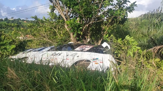 Micro-ônibus com jogadores tomba e deixa três feridos na BR-101, no Leste de SE