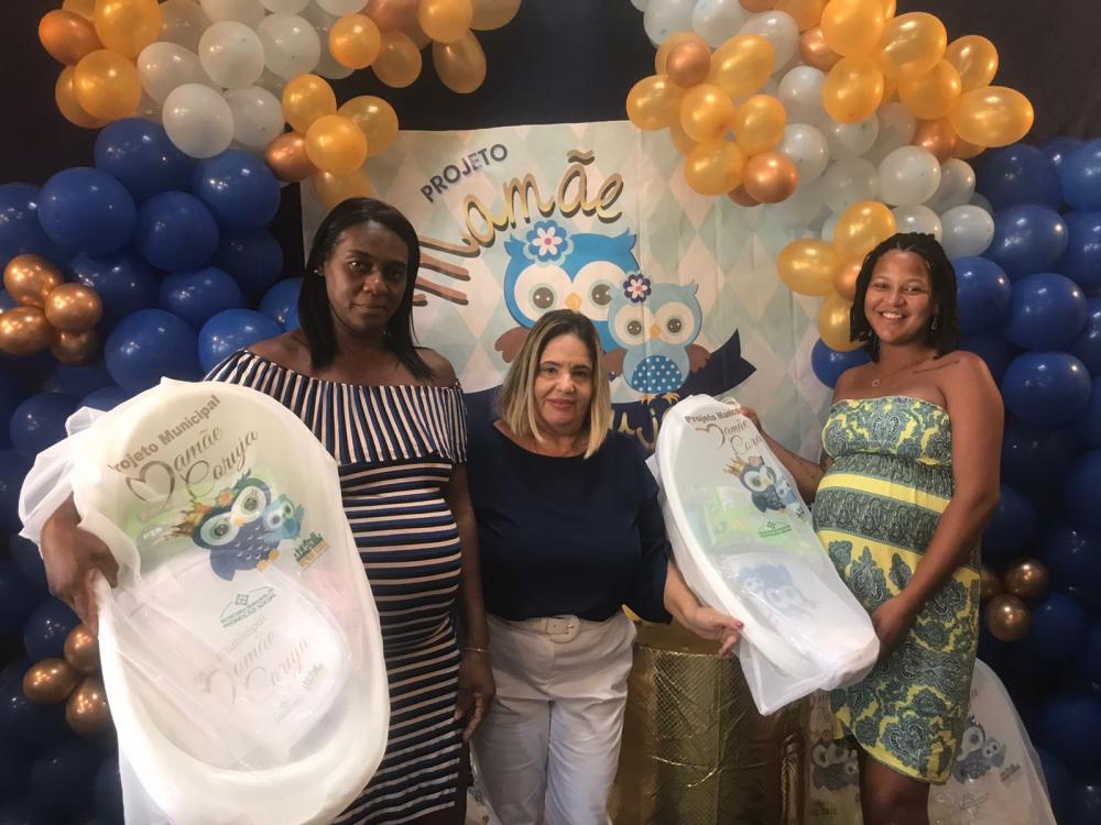 Secretária de Promoção Social de Vera Cruz Eneida Souza comemora entrega de novos enxovais a gestantes