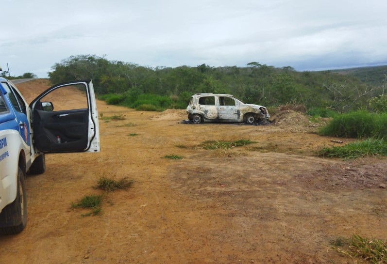 Corpo carbonizado é encontrado dentro de carro queimado em Inhambupe