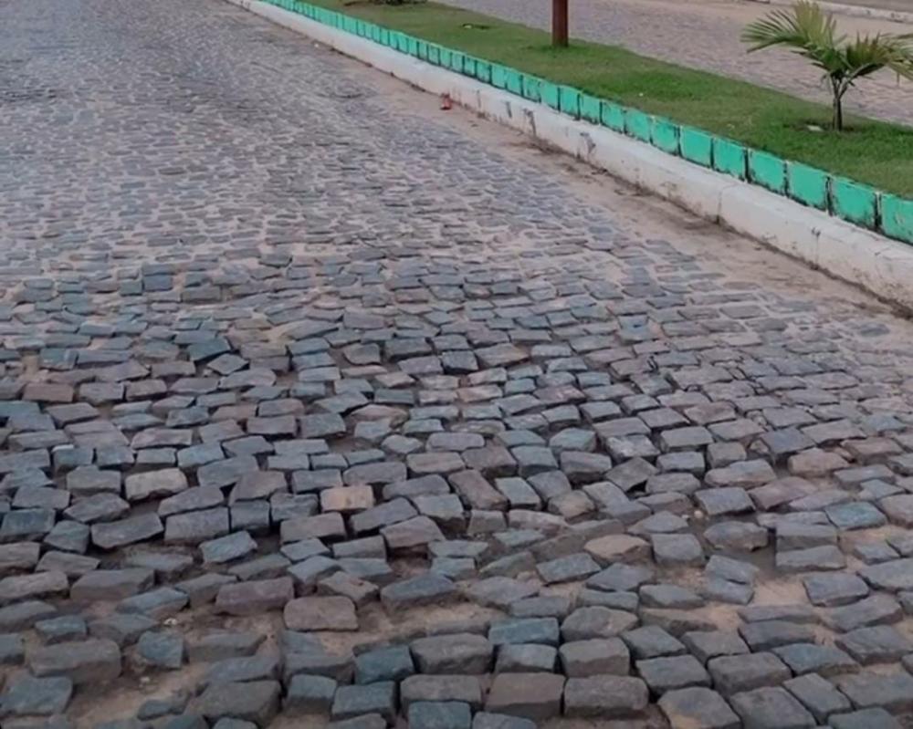 Motorista cobra manutenção de calçamento da Rua Juracy Magalhães no centro de Conde