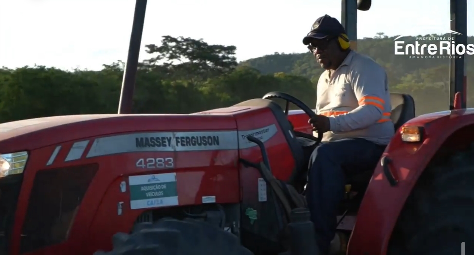 Prefeitura de Entre Rios realiza aração de terra para pequenos agricultores