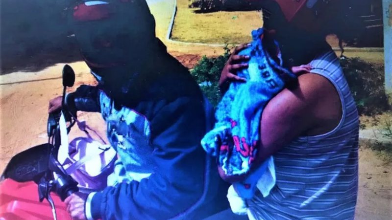 Casal é detido após ser flagrado com bebê de dois meses em motocicleta
