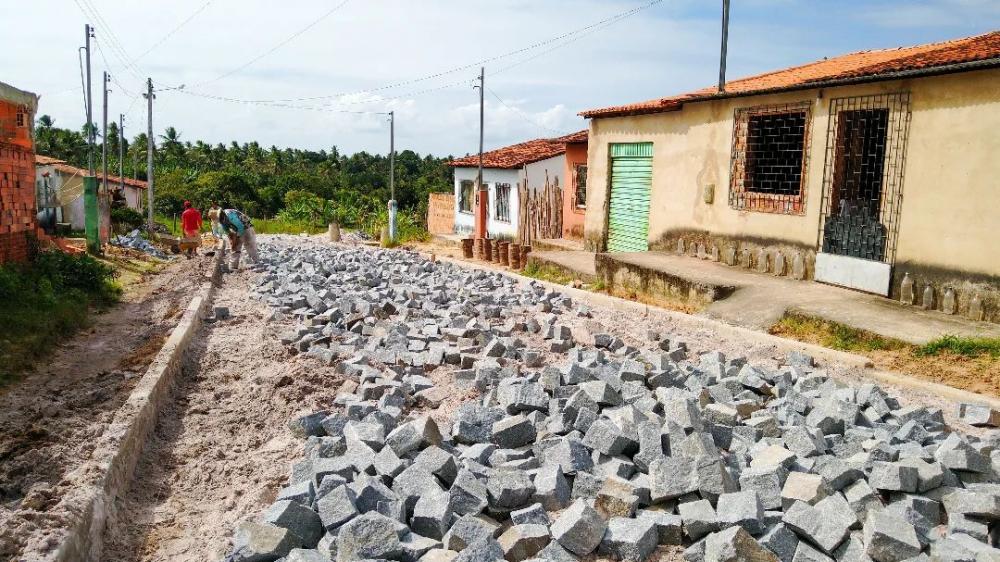 Comunidades Cajueirinho e Felix recebem pela primeira vez na história, pavimentação em paralelepípedo