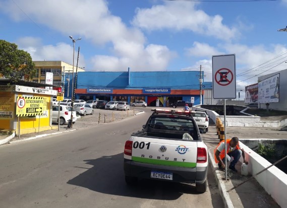SMTT substitui placas de sinalização destruídas e alerta para o crime de vandalismo ao patrimônio público