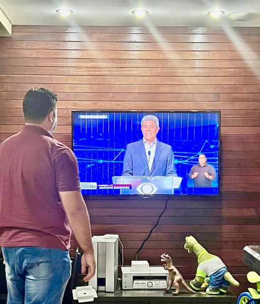Prefeito Leandro Dantas assiste a primeiro debate de candidatos ao governo do Estado da Bahia