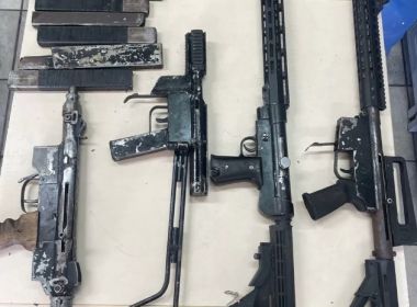 Litoral Norte: Polícia apreende metralhadoras, coletes e drogas em Itacimirim