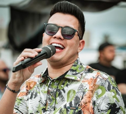 Vitor Fernandes cobrou em 01h30 de show mais de 149 mil reais para cantar em Conde; Saiba outros valores