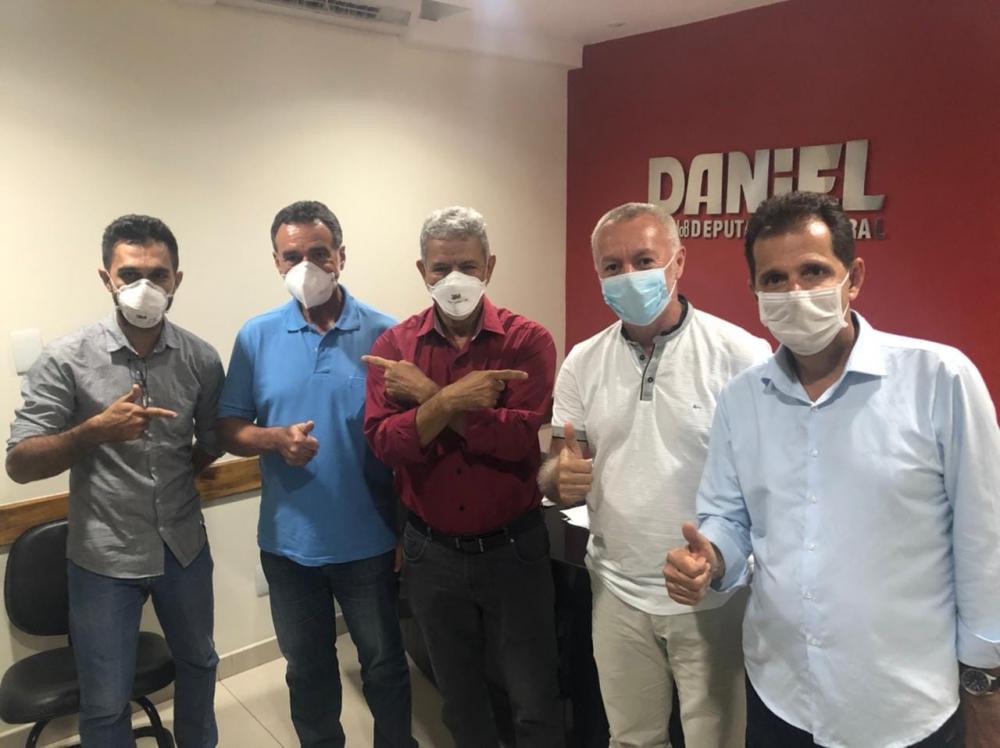 Prefeito Pequeno Sales de Catu visita Deputado Daniel Almeida e fala Saúde, Esporte e Covid-19