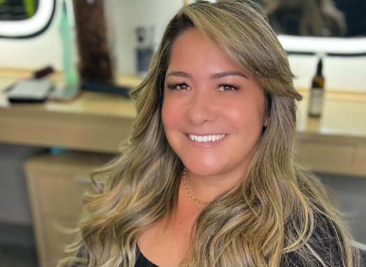 Prefeita Carine comemora construção de escola de 6 salas, chegada de nova ambulância, trator, ônibus, equipamentos para saúde e feirantes e envia Lei do piso salarial dos Agentes de Saúde e Endemias para Câmara de vereadores