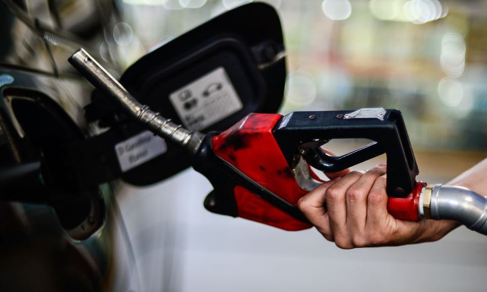 Petrobras anuncia redução de R$ 0,18 na gasolina para distribuidoras