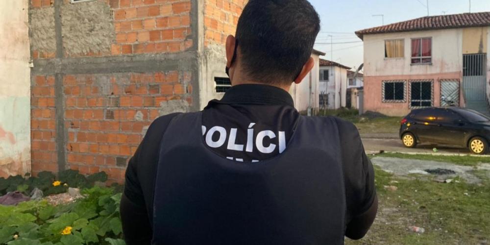 Homem é preso por matar amiga a pedradas após receber tapa no rosto