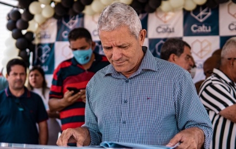 Prefeitura assina ordens de serviços para novas obras e entrega equipamentos para saúde