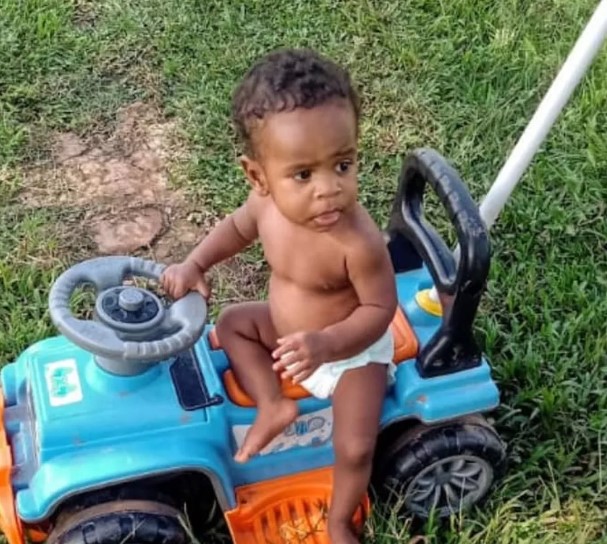 Menino de 1 ano e 3 meses morre após se afogar dentro em balde com água na BA; mãe tinha saído para mercado