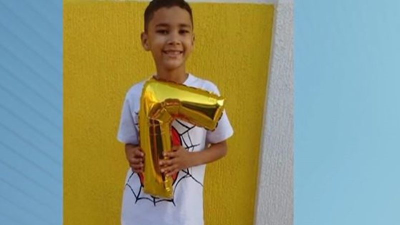Garoto de oito anos tenta defender mãe de ataque de ex, mas acaba esfaqueado e morto