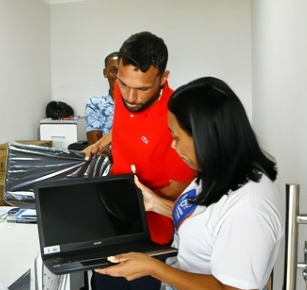 Prefeito Branco Sales entrega novos computadores para salas de informática da rede pública de ensino de Cardeal da Silva