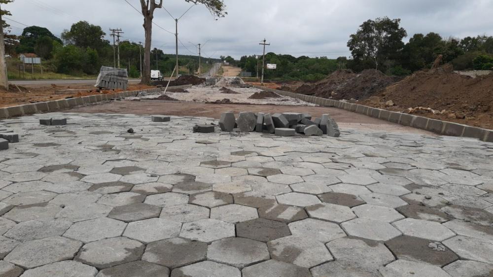 Prefeitura de Mucuri executa obras de construção do calçamento da ponta sul da Av ES em Itabatã