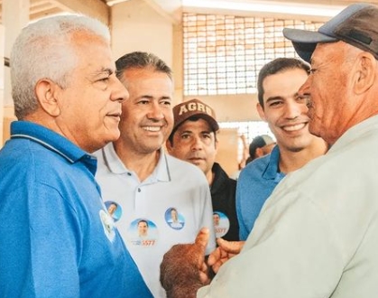 Prefeito Nena realiza caminhada pela feira livre de Inhambupe com candidatos a Estadual e Federal do seu grupo político