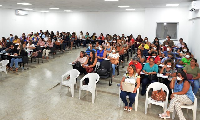 Barreiras sedia capacitação para gestores e secretários de educação da macrorregião Oeste