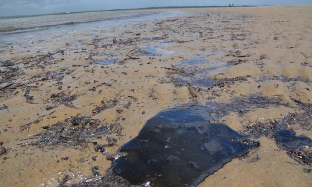 Vestígios e manchas de óleo voltam a aparecer em cinco praias de Sergipe
