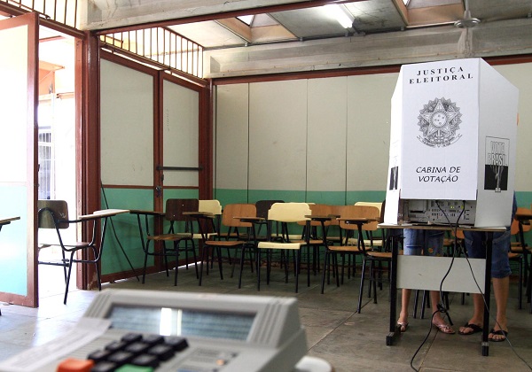 Eleitor que se recusar a entregar celular ao mesário poderá não votar, diz TSE