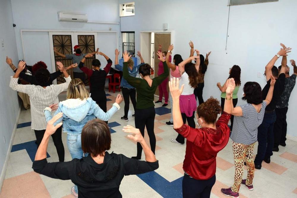 Saúde mental: servidores da Prefeitura participam de oficina de dança livre