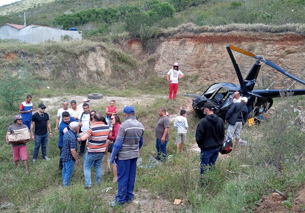 Helicóptero que transportava deputado Jonga Bacelar e Marcinho Oliveira cai em Monte Santo