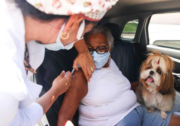 Lauro de Freitas amplia vacinação para idosos de 64 anos ou mais neste domingo (4)